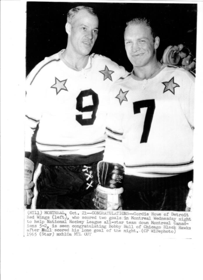 *GORDY HOWE & BOBBY HULL* - RARE HOCKEY PRE-GAME PHOTO - 1965 NHL ALL-STAR GAME
