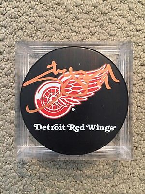 STEVE YZERMAN SIGNED DETROIT RED WINGS OFFICIAL PUCK / COA