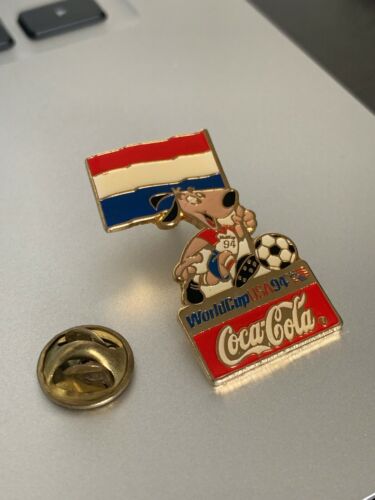FIFA World Cup USA 94 CocaCola Mascot with Netherlands Flag Pin Vintage Soccer
