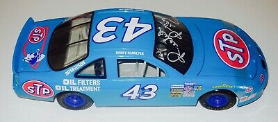 RICHARD PETTY AUTOGRAPHED 1:18 DIE CAST RACING CAR (25th ANNIVERSARY)