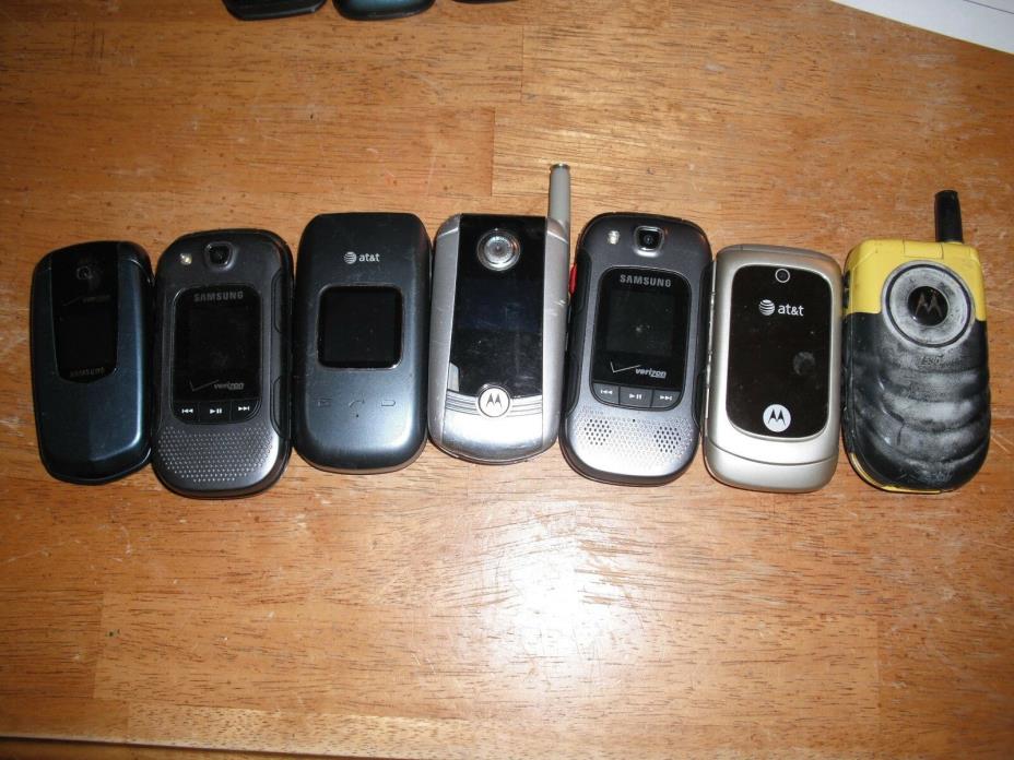 7 Cell Flip Phones Lot All of them power on and work Samsung Motorola Pantech