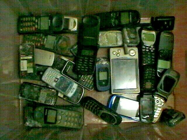 lot of vintage cellphones not working for salvage