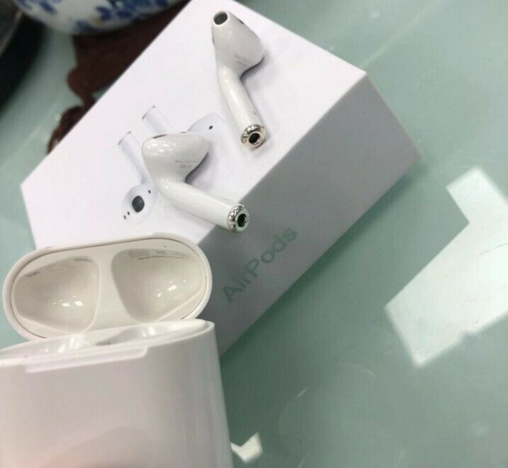 Apple AirPods Wireless Earbuds - White
