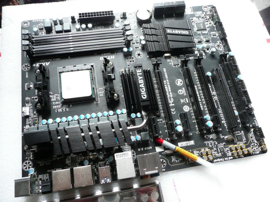 GIGABYTE GA-990FXA-UD3 R5 AMD Motherboard Combo w/ FX 8350 4.0 - 4.2 GHz CPU