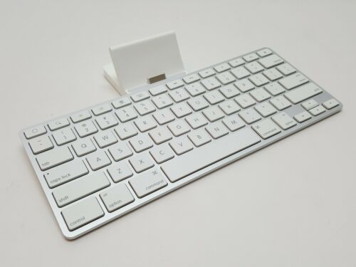 Apple Keyboard with Docking Station, Model A1359, White, for iPad MINT Condition