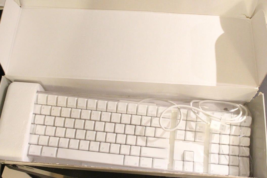 NEW  FACTORY INTERNALLY SEALED APPLE M9034LL/A WHITE KEYBOARD WITH NUMBER PAD