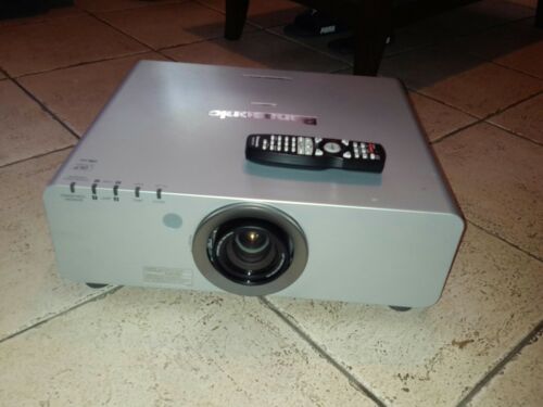 PANASONIC PT D6000 PROJECTOR  6000 LUMENS ONLY 219 HOURS USED