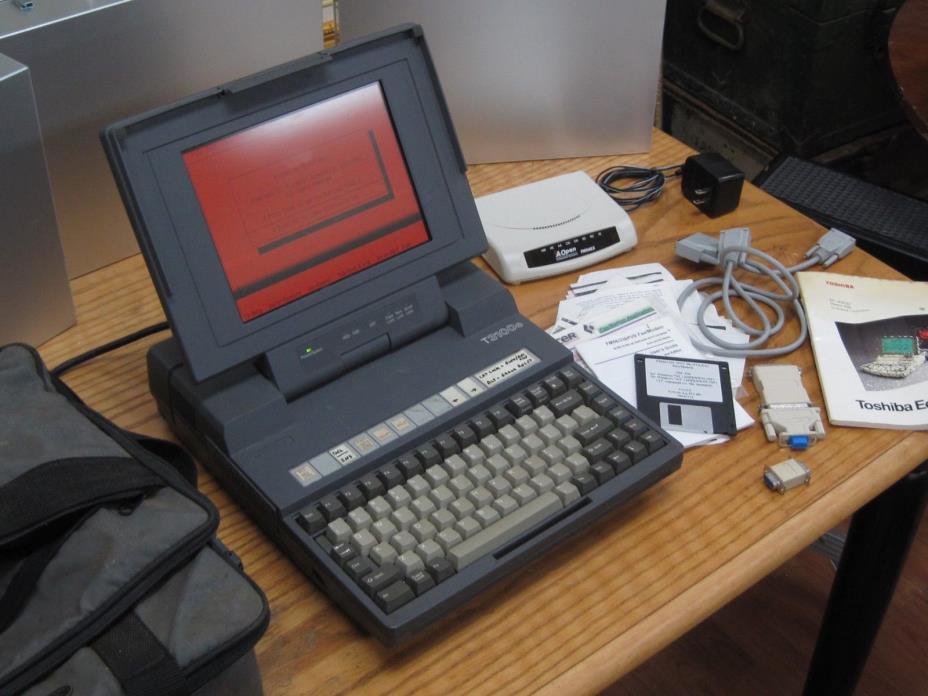 Vintage Toshiba T3100/E Laptop Notebook Computer w/ Carrying Case