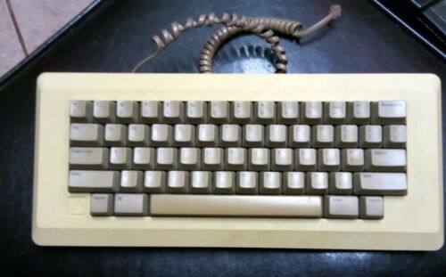 VINTAGE APPLE MACINTOSH M0110 KEYBOARD UNTESTED LOT B