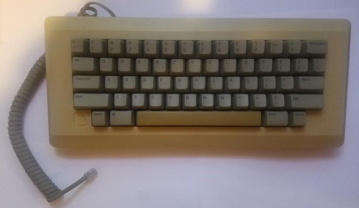 Apple/Macintosh/Vintage/Keyboard With Cable/Model Number:M0110/ *G403M011019191*