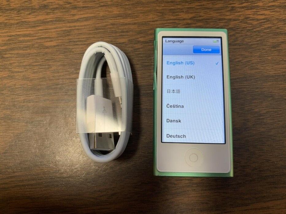 Apple iPod nano 7th Generation Green (16 GB) Bundle