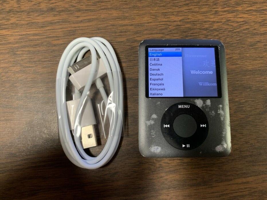 Apple iPod nano 3rd Generation Black (8 GB) Bundle