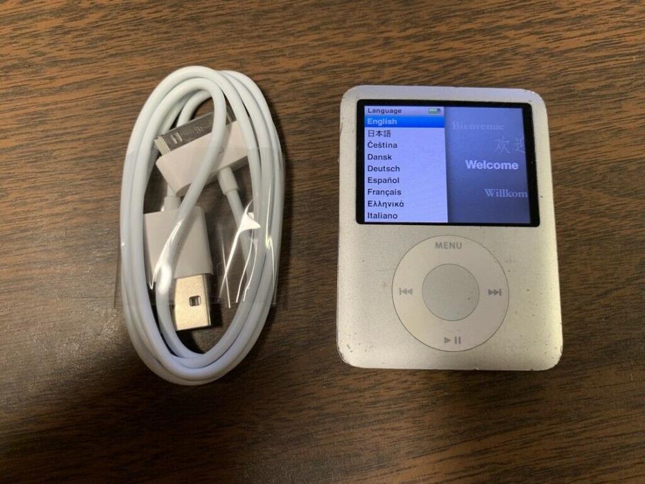 Apple iPod nano 3rd Generation Silver (8 GB) Bundle