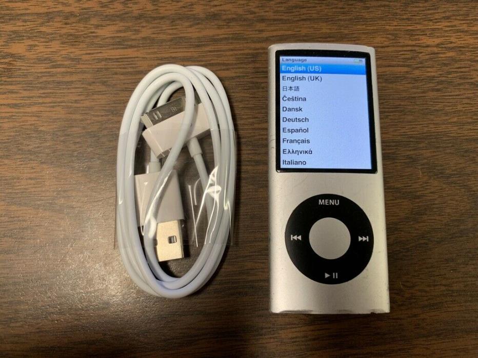 Apple iPod nano 4th Generation Silver (8 GB) Bundle