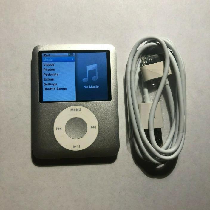 Apple iPod Nano 3rd Generation Silver (4 GB) Bundle Excellent Condition!