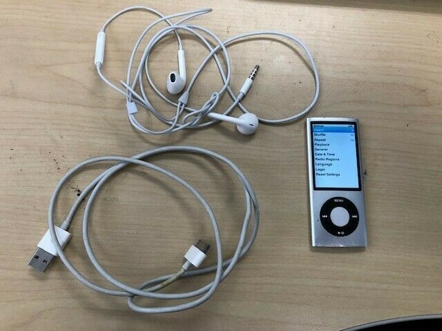 Apple iPod nano 5th Generation Silver (16 GB) - Tested - Bundle