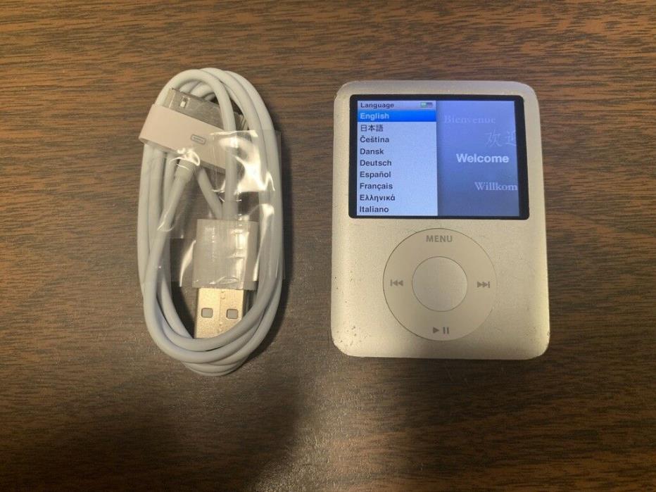 Apple iPod Nano 3rd Generation Silver (4 GB) Bundle