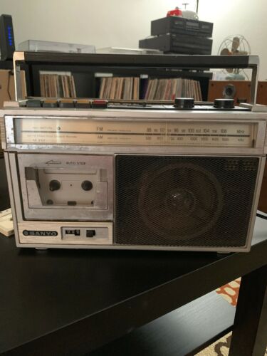 Sanyo M-z52 Am/fm Band Radio Casette Recorder  Made in Taiwan
