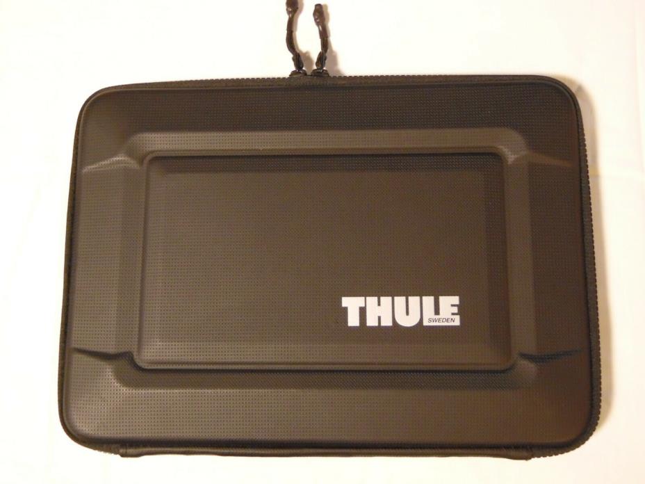 THULE Gauntlet 3.0 13 inch MacBook Sleeve Hard Case for MacBook Pro - USED