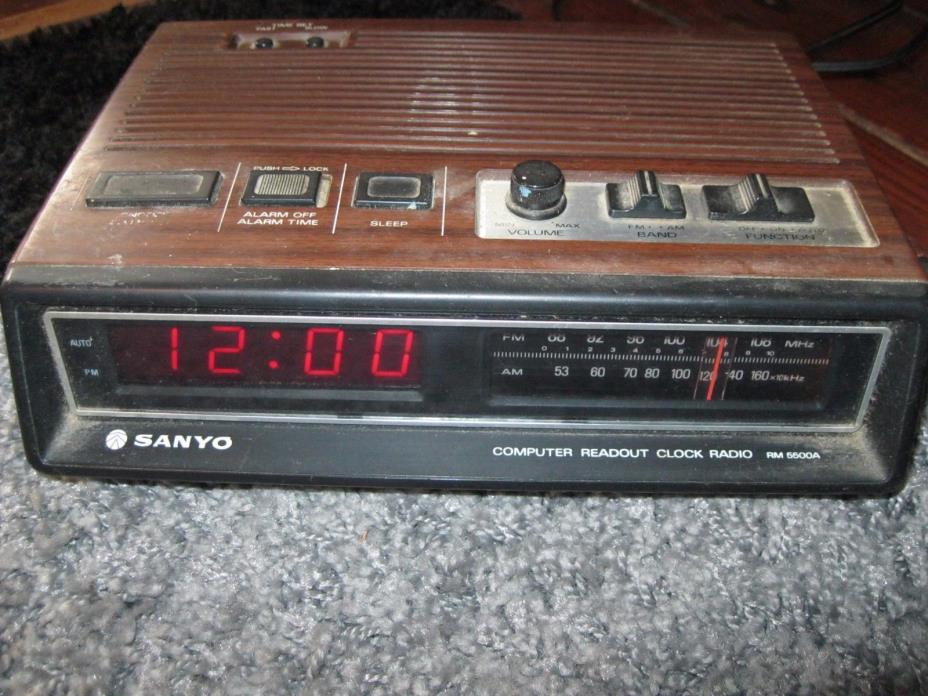 Vintage Sanyo RM 5500A am/fm clock radio