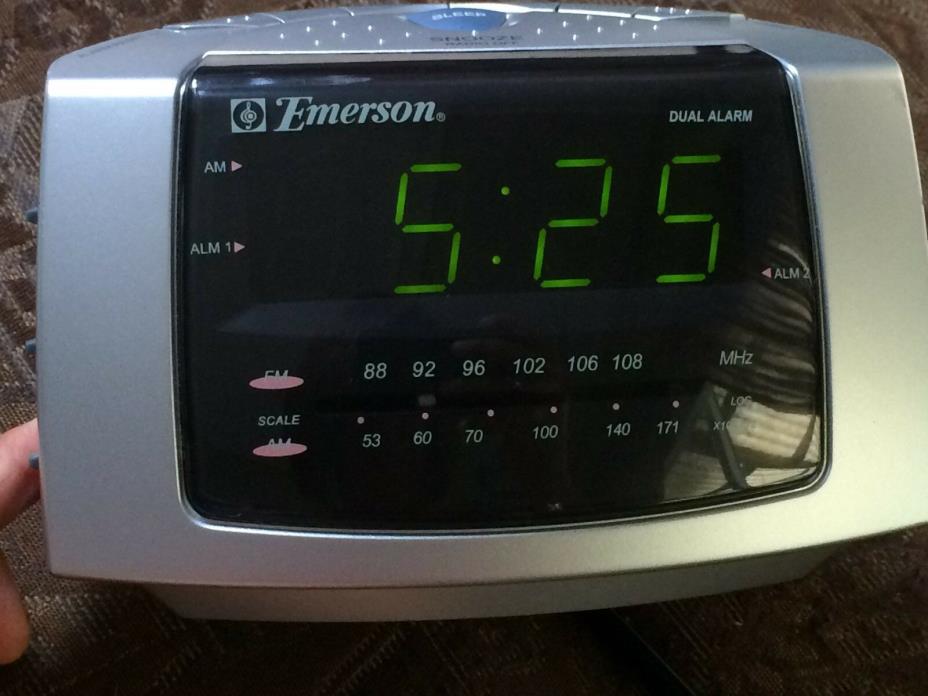 Emerson (CK5051) Dual Alarm Clock AM / FM Radio With Snooze