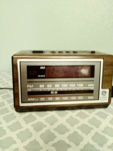 Vintage General Electric GE Alarm Clock AM/FM Radio 7-4601A Battery Backup