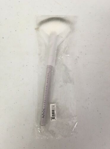 NYX Professional Makeup Holographic Halo Strobing Brush Fan