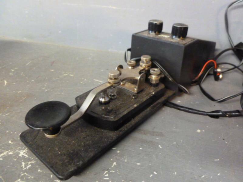MFJ-557 Morse Code Practice Oscillator With Key. Speaker / Headphone Jack