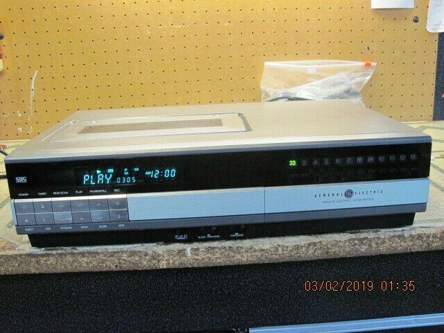 VINTAGE GE VCR TOP LOAD MODEL 1VCR5002X