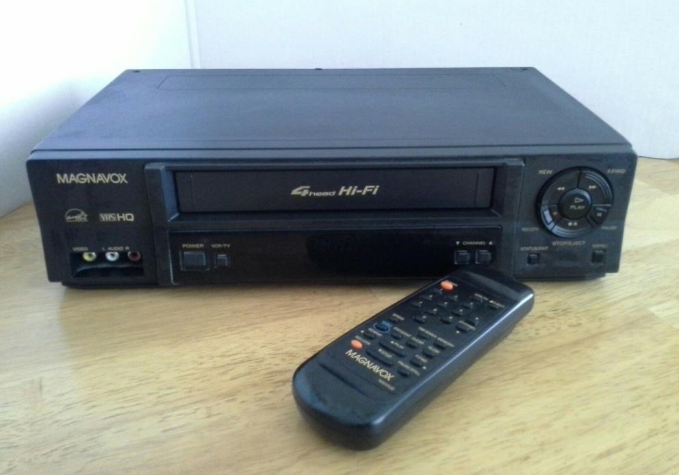 VINTAGE MAGNAVOX VCR RECORDER PLAYER 4 HEAD HI-FI WITH REMOTE COLLECTIBLE
