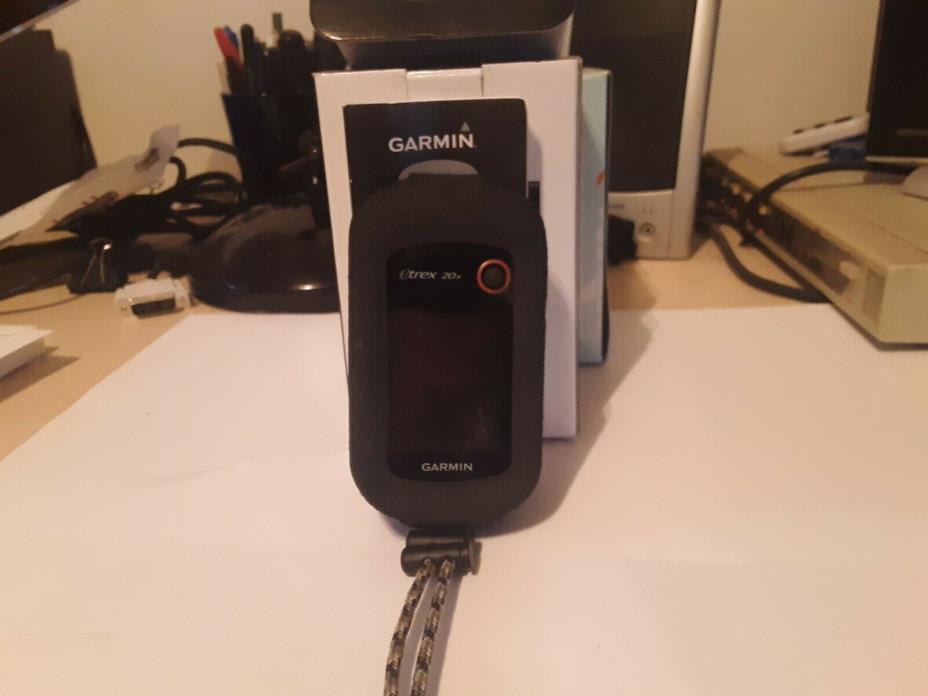 Garmin eTrex 20x Handheld GPS Receiver W/ black case. bundle