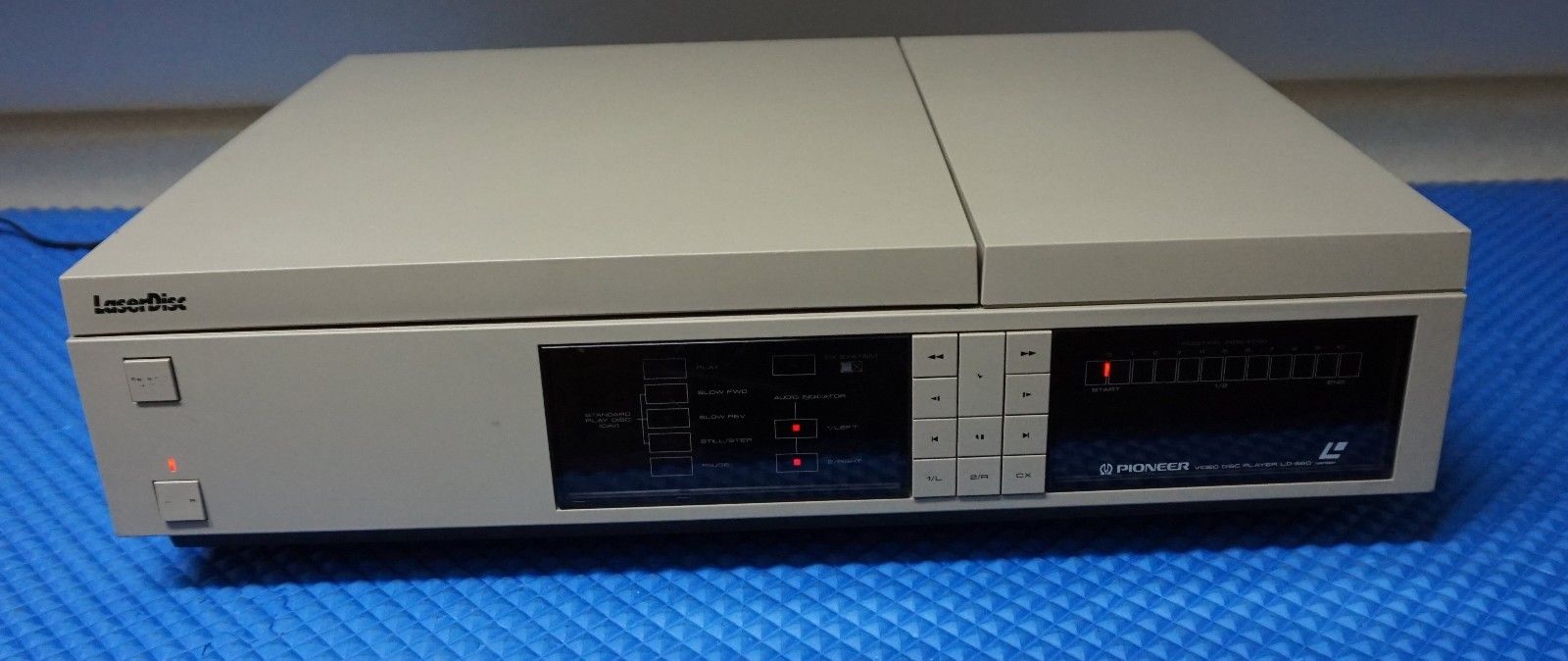 Pioneer LaserDisc LD-660 video disc player