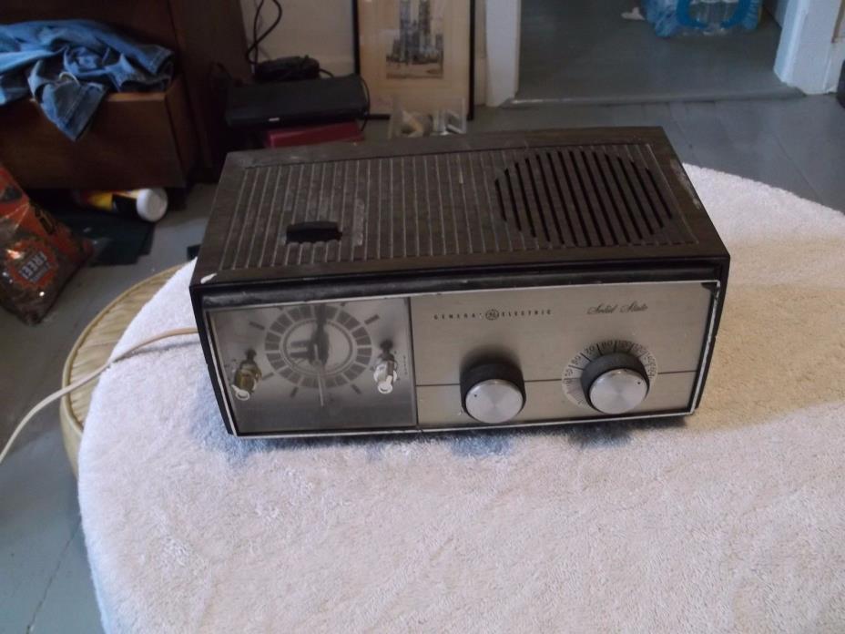 A Vintage General electric radio Solid State with clock tested all works