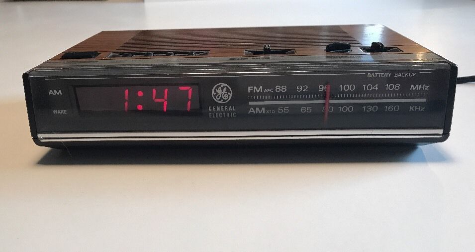 Vintage GE Electronic Digital Alarm Clock FM/AM No.7-4624 B Red LED Wood Grain