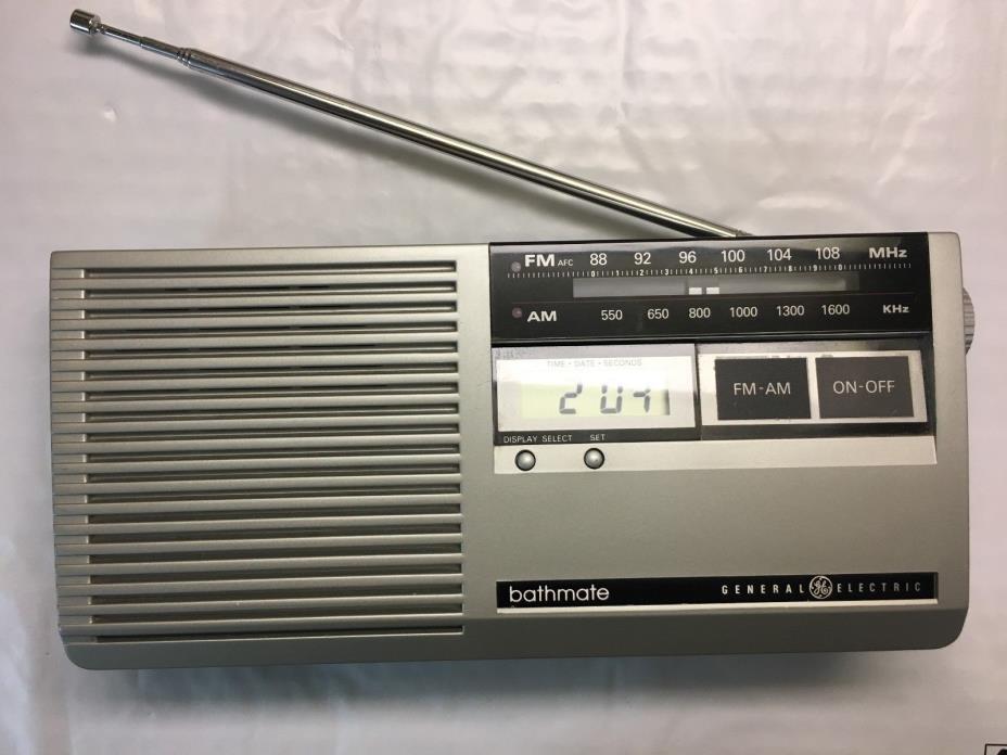 GE BATHMATE 7-4204A General Electric WORKS AM FM Clock Radio Collectible Vintage