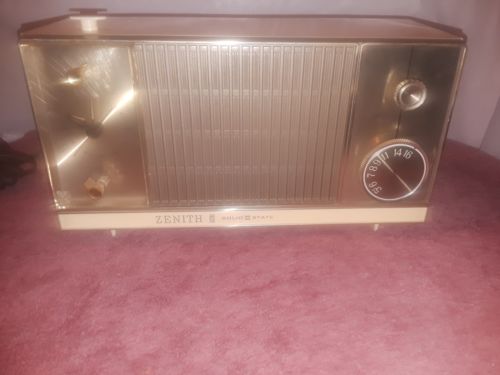 Zenith Z265L Vintage 1960s AM radio, plastic housing. Needs repair.