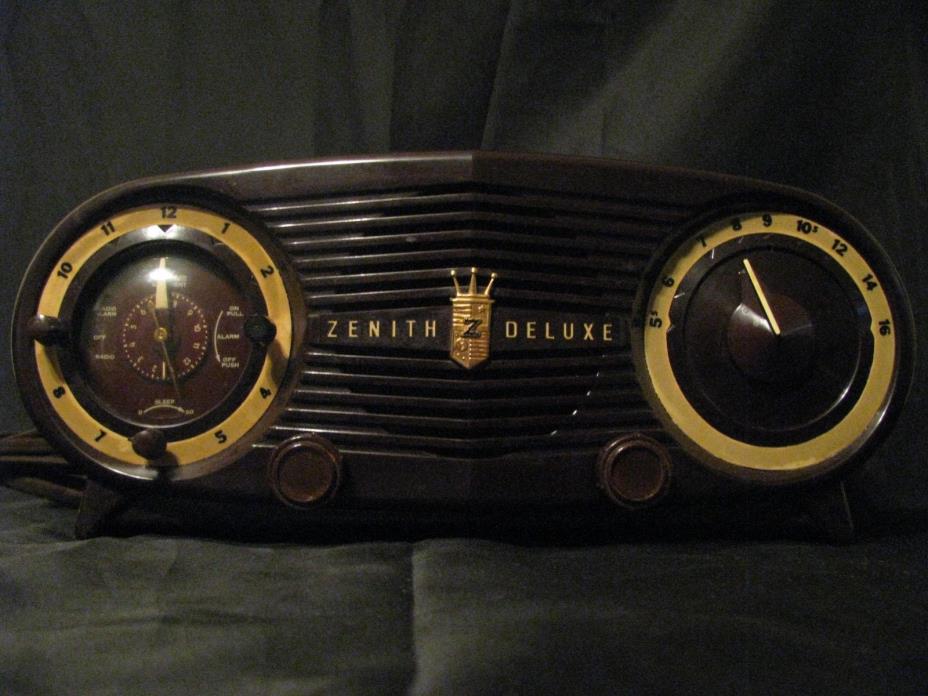 VINTAGE 1950'S ZENITH TUBE CLOCK RADIO J616 WALNUT ART DECO MID CENTURY - NICE!