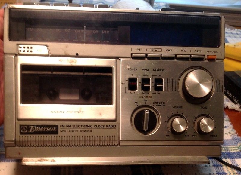EMERSON VINTAGE PORTABLE AM=FM CLOCK RADIO