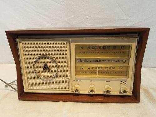 Vintage WARDS Airline DELUXE FM/AM Radio Model No.  GEN. 1696A - does not work