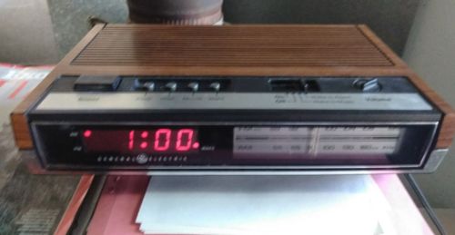 Vintage General Electric AM-FM Alarm Clock Radio Model 7-4633D RED LED