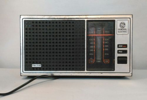 Vintage General Electric AM/FM Table Radio Model No. 7-4115B TESTED