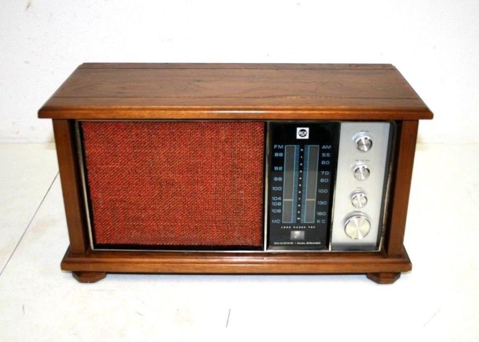 Vintage RCA RLC64S Pecan Wood Table Top AM/FM Radio; TESTED