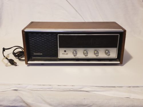 Vintage Panasonic RE-7369 FM/AM Solid State Radio Powers on Works Good EUC