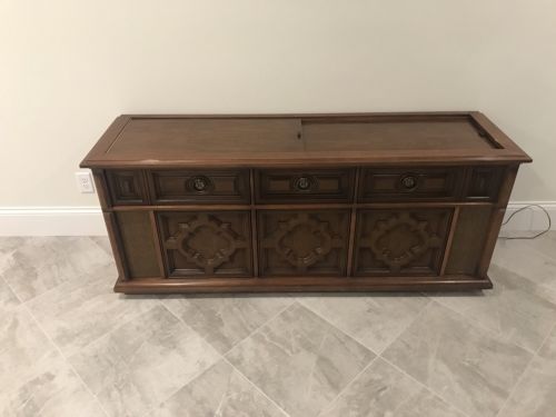 Vintage 1968 Magnavox stereo console AM/ FM  record player