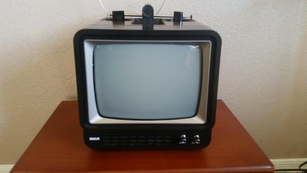 Vintage RCA Portable Playmate 9 TV B/W Television  AXR-095-L