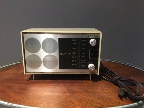 Zenith Radio AM FM Solid State Table Top MCM Circle Silver c-412L rare Off White