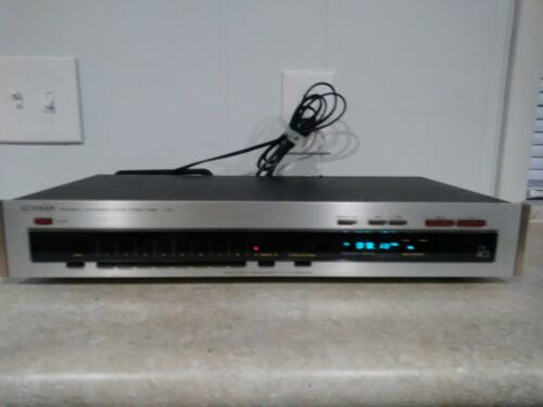 LUXMAN FREQUENCY SYNTHESIZED AM / FM STEREO TUNER T-240 Tested Works Excellent