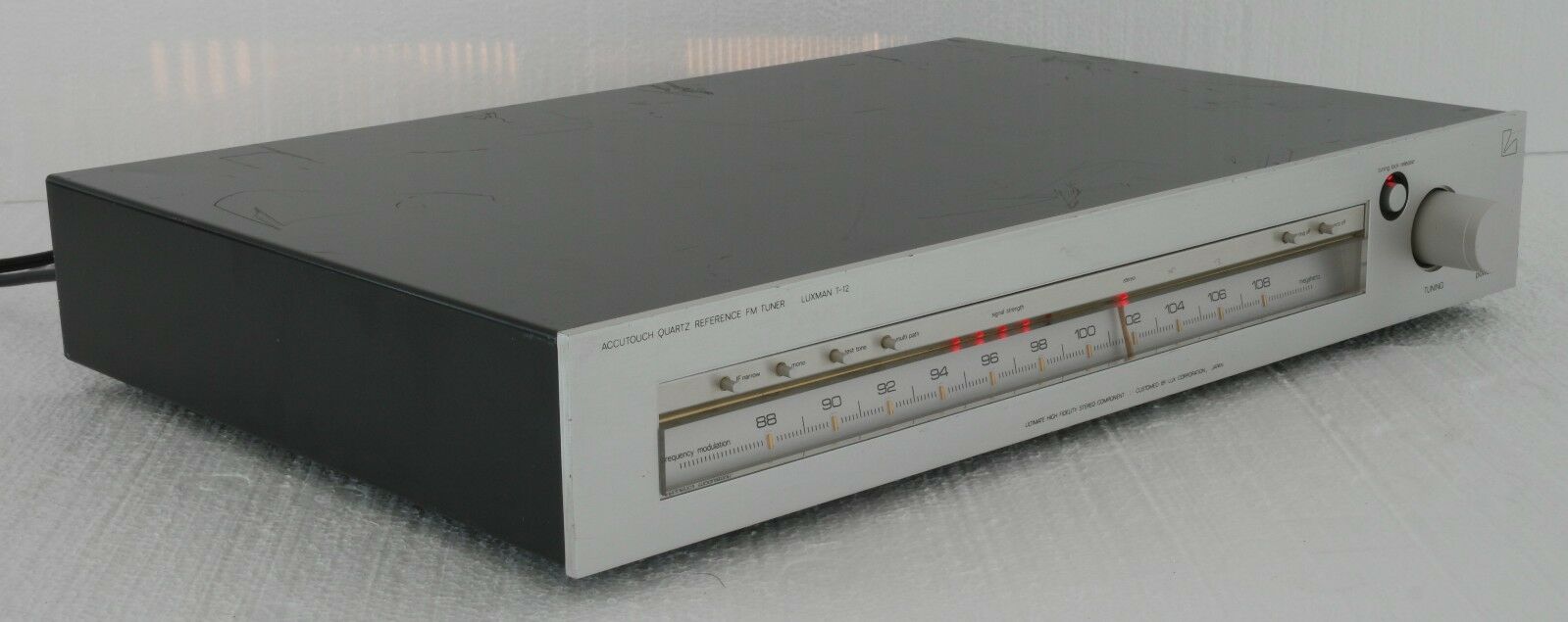 Luxman T-12 Accutouch Quartz Reference FM Stereo Tuner : Good Working Condition!