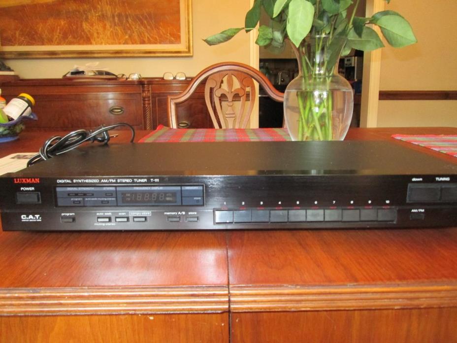 Luxman T-111 Digital Synthesized Audiophile AM/FM Stereo Tuner w/Owners Manual