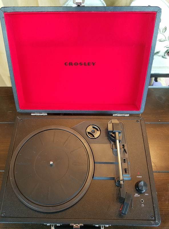 * CROSLEY CR8005A-BK PORTABLE RECORD PLAYER *